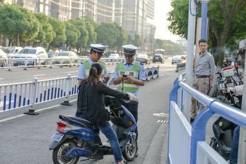 上路有“5不能”新要求别被罚了才知道龙8囯际2025年2月起执行电动车(图5)